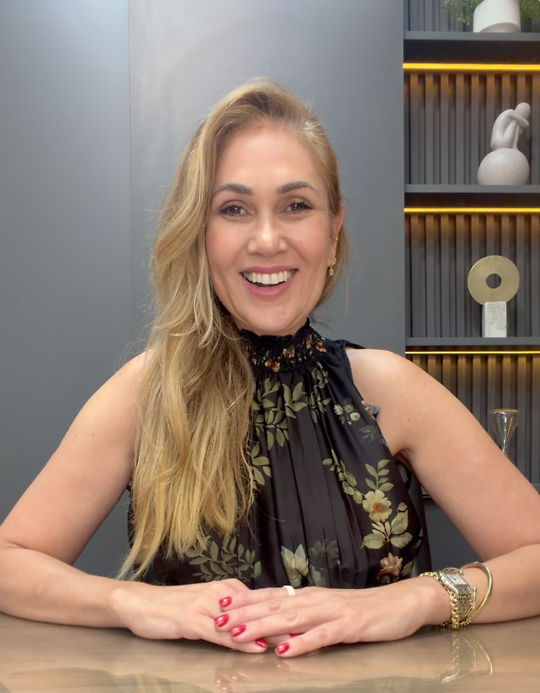 Vanessa Albuquerque - ESPECIALISTA EM IMÓVEIS NA FLÓRIDA